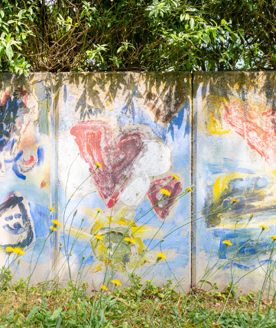 Kinder im sonnigen grünen Garten auf einer Schaukel
