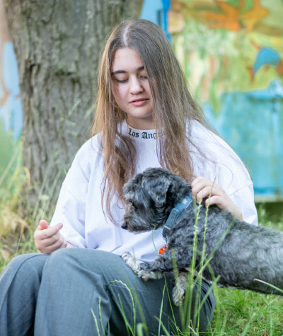 Kinder im sonnigen grünen Garten auf einer Schaukel